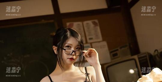 细细品味Leah梓未的睡衣，精选图片有时候让人觉得随意，但又自然得不行。