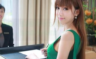 MyGirl美媛馆 – 最新图包中的方子萱，以比基尼展露长腿，简直把夏季的妩媚搬了过来。