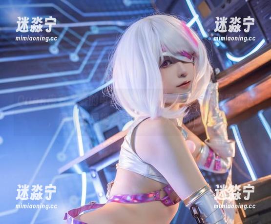 Quan冉有点饿的申鹤同人礼服，在无圣光的情况下，图片还是能勾起我想涮火锅的欲望！