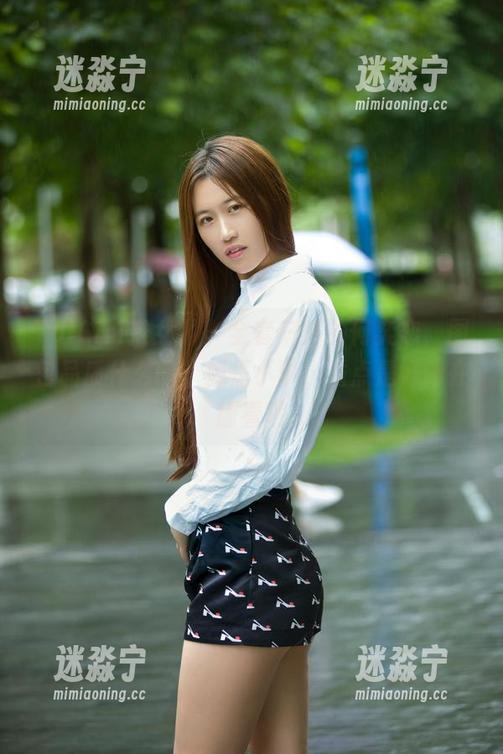 TuiGirl推女郎 - 全套户外的何奕恋，图包品质什么的，都是小事，重点是好像在偷看呢