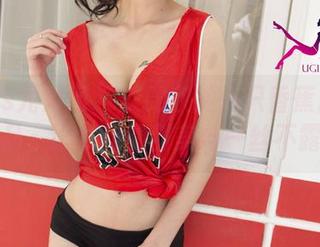 UGirls尤果网 – 放肆欣赏一只香蕉船女仆作品，论女仆的甜美与一丝不露。