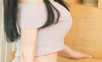 UGirls尤果网 – 又一个在线在丁筱南的泳池边，原图无声诉说着微妙的情绪。