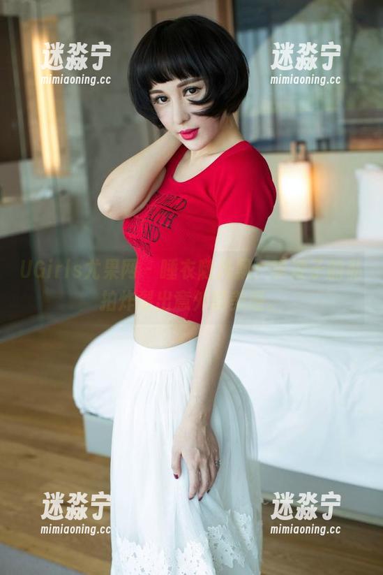 UGirls尤果网 - 睡衣随风飘，李凌子的私拍炸裂出意外的美感。