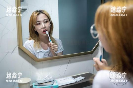 随Uhye(이유혜)进入纯白幻境，高清图包带你玩转不同的平面维度