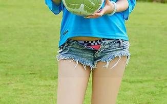 YouMi尤蜜荟 – 奶茶Emily与比基尼的迷人邂逅：图像精选翻滚