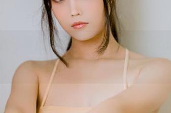 略带咸湿气味的竞争：一智智的竞泳cos图册，水花四溅间的优雅转身。