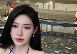微密圈 – 原图直击！不爱笑的赛琳用“女王”气场让人神魂颠倒