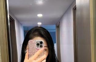 微密圈 – 图片里的不爱笑的赛琳和她的红色内衣：结合得如此炙热，画面怎么越看越“上头”？