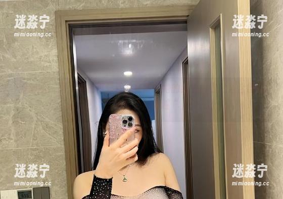 不爱笑的赛琳 微密圈 - 图片里的不爱笑的赛琳和她的红色内衣:结合得如此炙热,画面怎么越看越“上头”?