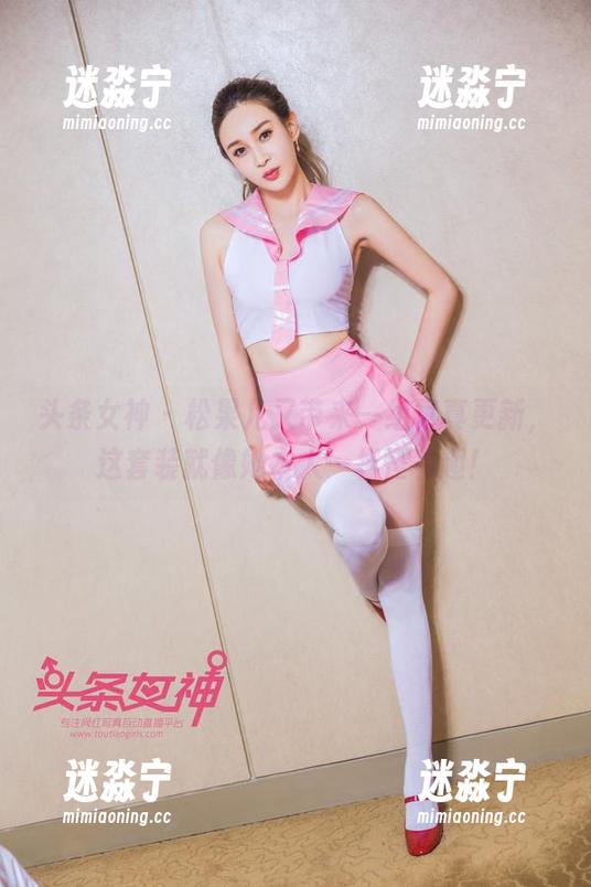 头条女神-松果儿 头条女神 - 松果儿又带来一组写真更新,这套装就像她本人一样怪有趣!