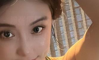 微密圈 – 那张原图让我反复琢磨，奶雯的女仆照，真应了‘一见倾心’！