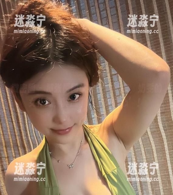 微密圈 - 那张原图让我反复琢磨，奶雯的女仆照，真应了‘一见倾心’！