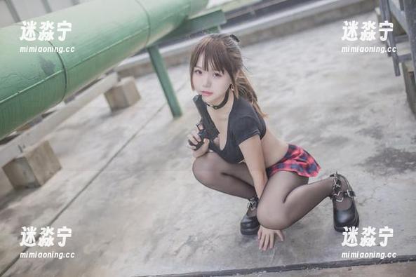 宅夏yoko的白色丝质连衣裙：这图包让我想起了甜甜的冰淇淋，不吃好像不行！