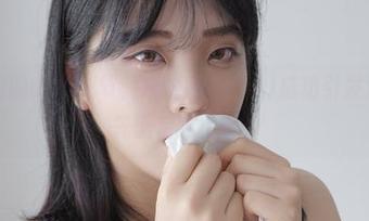 在海边的COS环节，宋哈娜(송하나)成功引发海浪争先恐后要上镜！