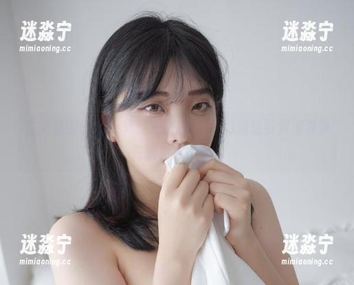 在海边的COS环节，宋哈娜(송하나)成功引发海浪争先恐后要上镜！