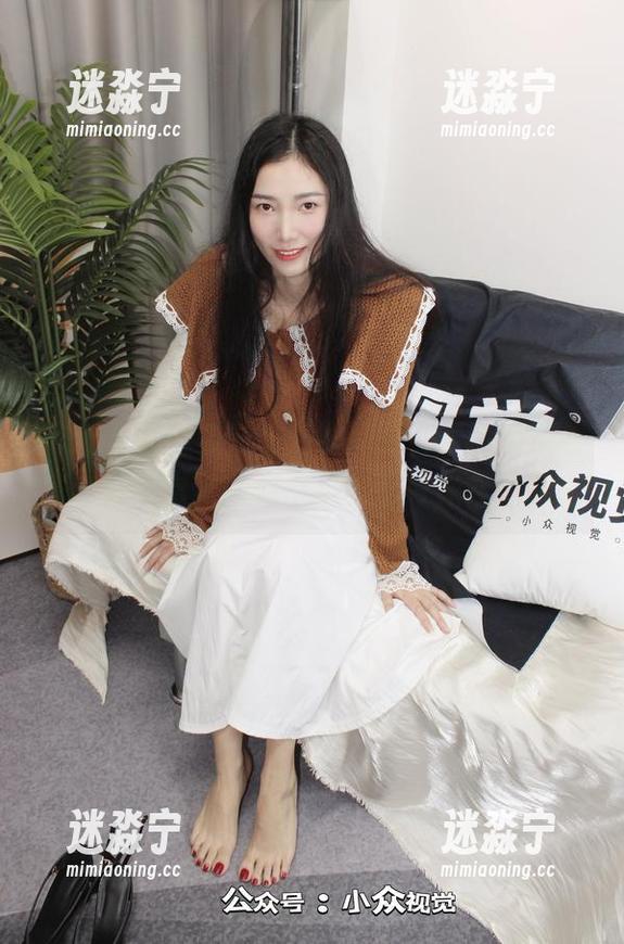 小众视觉 - 看完敏儿的写真，不知不觉放慢呼吸，套装的每个搭配都好像在说话。
