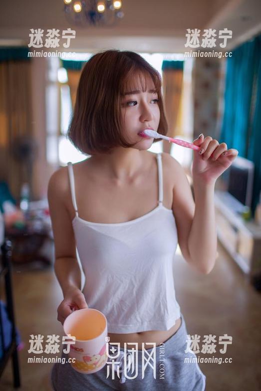 果团网 一探果团网私拍的图集,香肩美背暗藏的小剧场