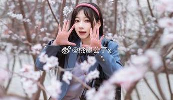 在桃墨公子的最新作品里，希娜小姐像个百变精灵，每张图片都不一样！