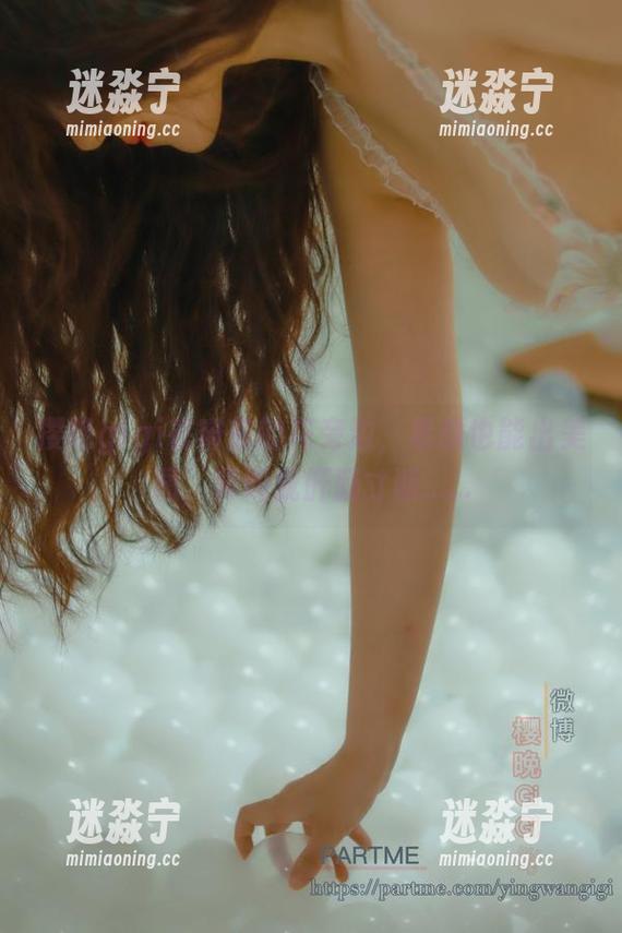 樱晚gigi在窗前的花旁边，素颜也能出美图，真叫我肝肠寸断......