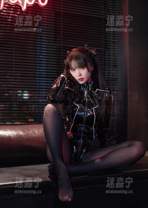 海克斯科技小蛋糕 作品中这位女社长的姿态,真是要请“海克斯科技小蛋糕”教我如何自信!