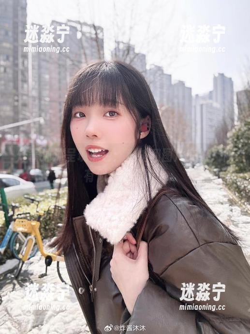 炸酱沐沐呈现黑色：私拍和图片交织，似有似无的暧昧。