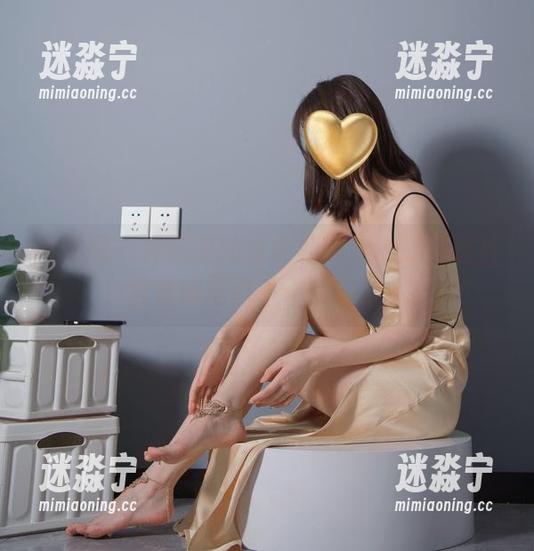 禅院熏 微密圈 - 禅院熏的金色礼服脚链最新照片,看着像是随手一拍的艺术。