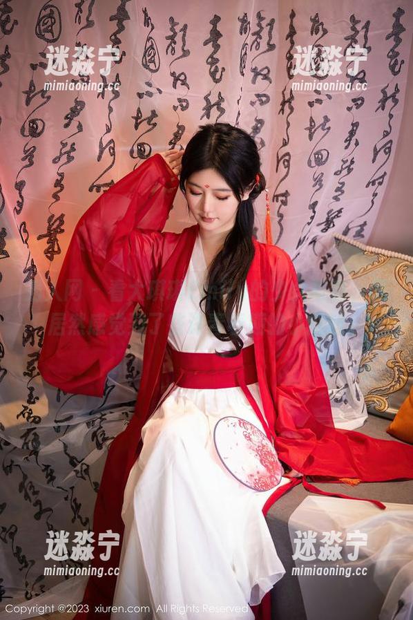 秀人网 - 看大琪琪Emily的少女写真，我居然感觉到了些许青春期的小尴尬。