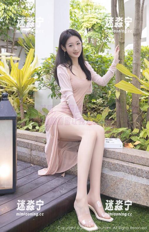 秀人网-萝莉悠悠酱 秀人网 - 哇哦,萝莉悠悠酱的双人写真全集?这安静的甜蜜让我先小心心一下。
