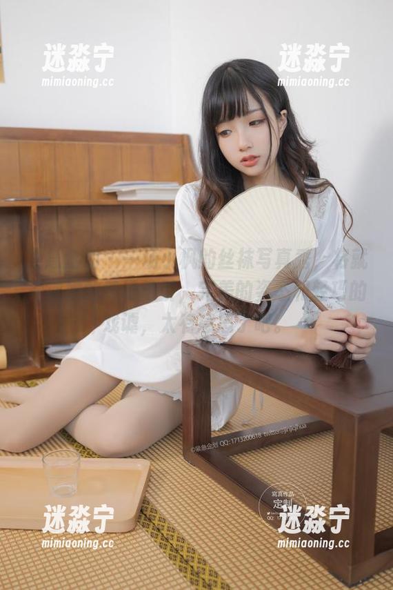 紧急企划-小枫 紧急企划 - 一场小枫的丝袜写真秀,将就着被她的气场吸引,完美的姿态和轻巧的戏谑,太有意思了吧。