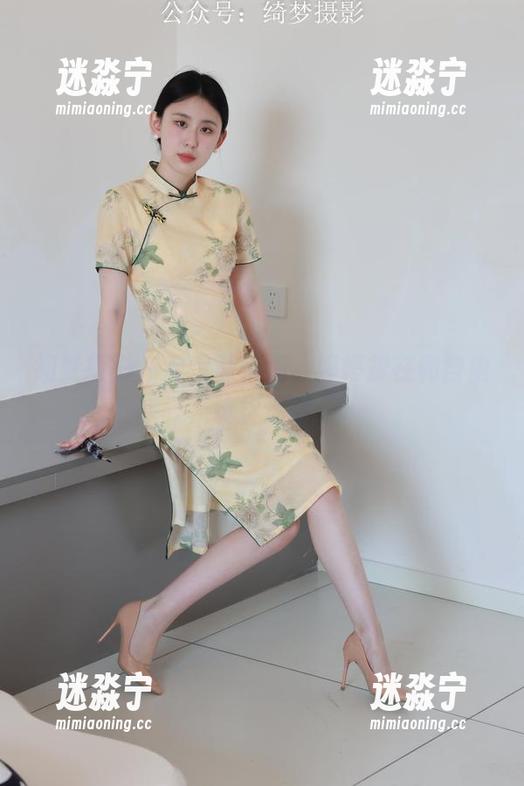绮梦摄影 - 教室静悄悄，婷婷却在和自由玩捉迷藏