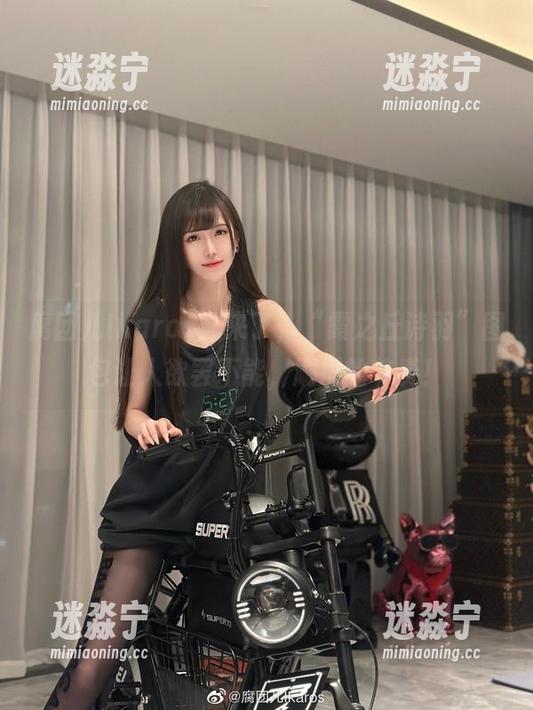 腐团儿Ikaros又来了，“霞之丘诗羽”图包让人欲罢不能，刷屏的节奏！