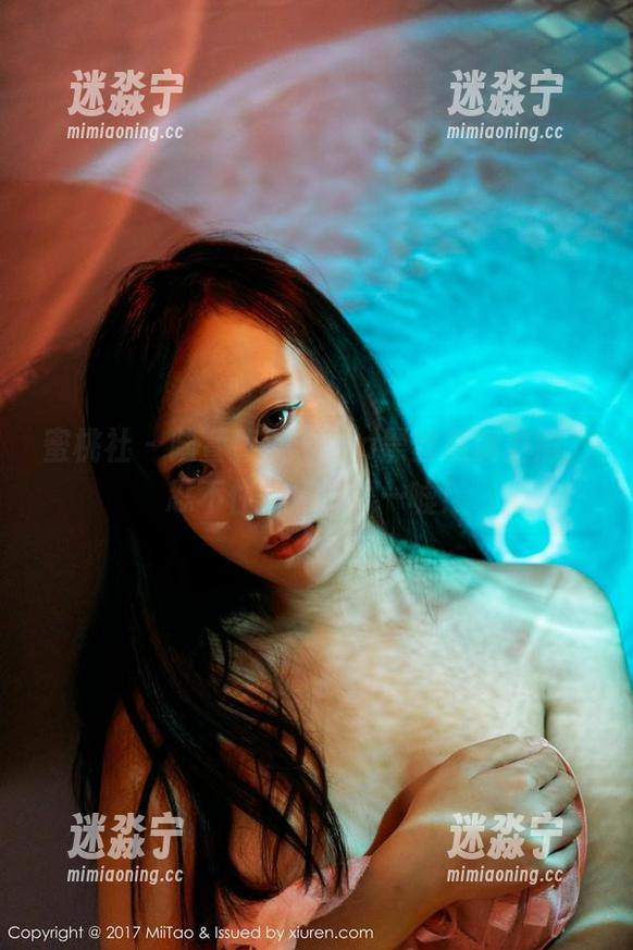蜜桃社 - 陆萱萱Cecilia黑丝私房美照，忍不住多看几眼…嘘！