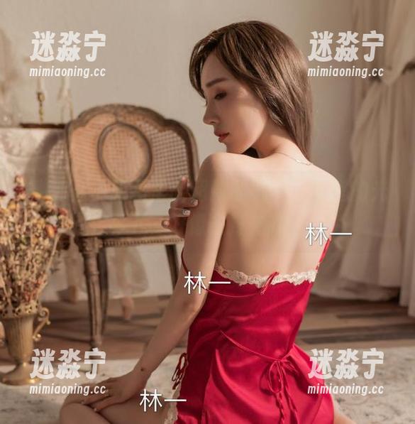 微密圈 - 原图里的超辣的林一，浴室的光影下，好像在打招呼。