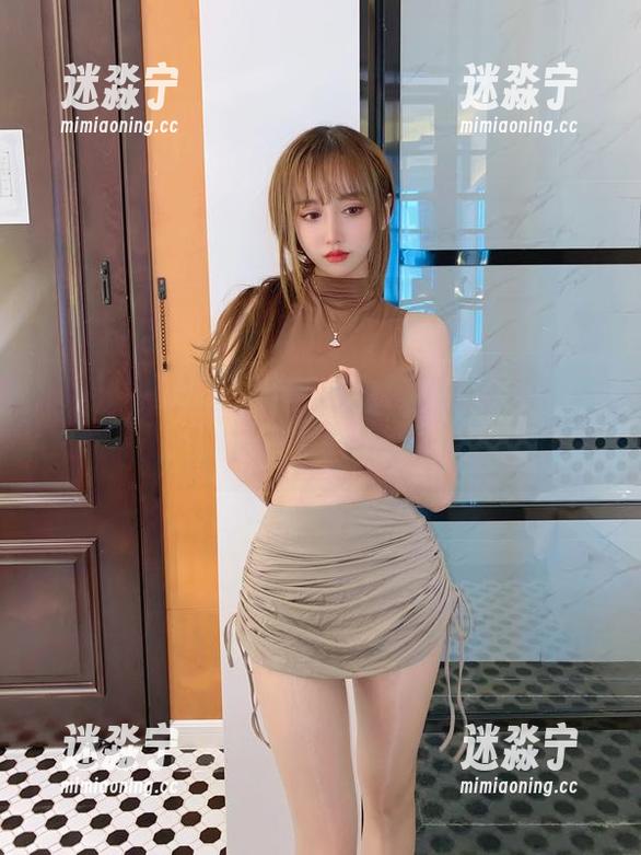 游来游去的过期米线线喵，泳池里的优雅，原图轻轻一晃。