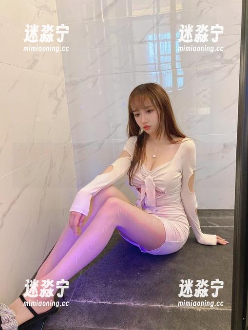 过期米线线喵的旗袍旅程：一张壁纸的荒唐冒险