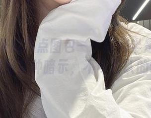 夏季制服的热点图包——闪月半是否在向我们抛出某种暗示，不可否认的诱惑。