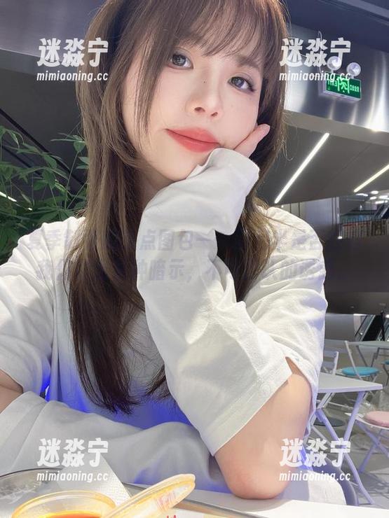 夏季制服的热点图包——闪月半是否在向我们抛出某种暗示，不可否认的诱惑。