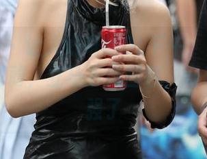 魔镜街拍 – 让人好奇的OL下午：婷婷的灰裙搭配超薄，立马下载图包，好奇心可太强了