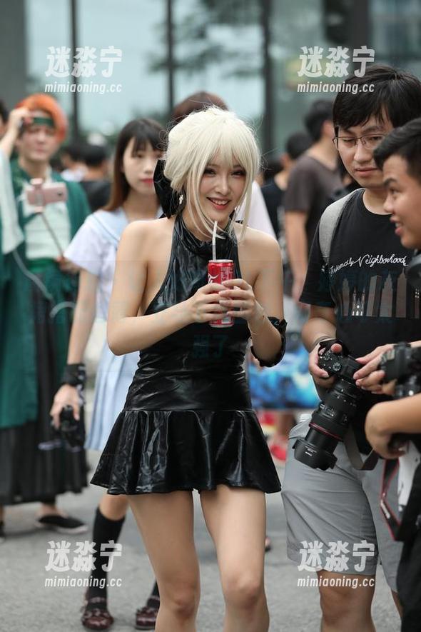 魔镜街拍 - 让人好奇的OL下午：婷婷的灰裙搭配超薄，立马下载图包，好奇心可太强了