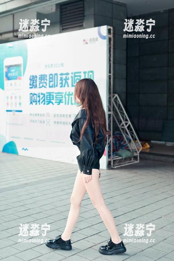 魔镜街拍 - 关于婷婷的白色吊带裙和黑丝，这组高清照片太好看了！