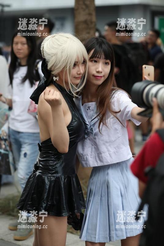 魔镜街拍：做个灰色紧身裙的街拍，其实我是在挑战众生的审美，图册快来见证我的壮举吧！