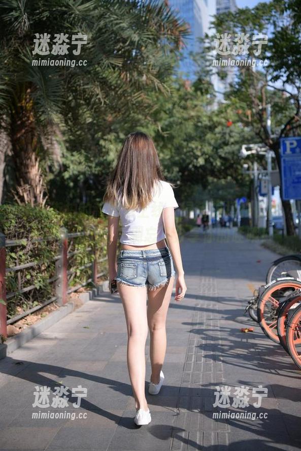 魔镜街拍的新图包上线，绿色短裙和长腿女神联手出击，别忘了分享你的哇哦！