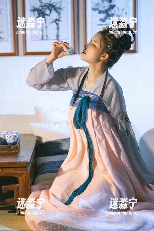 最新图集：鹿八岁baby的足部日常，草地上的优雅，真是移动的艺术！